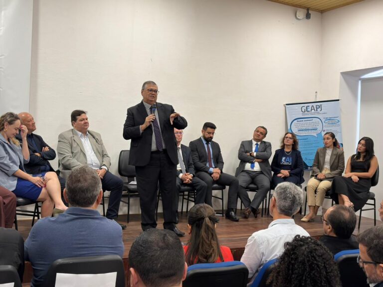 Flávio Dino ministra Aula Magna do curso de Direito da Uema