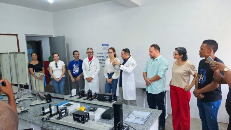 Uema inaugura laboratório de Física em Santa Rita
