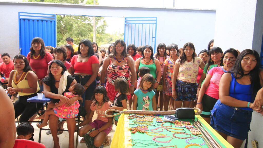 Estudantes indígenas do Proetnos apresentam materiais didáticos em escolas dos seus próprios territórios