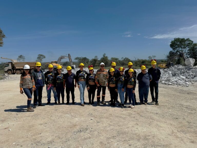 Aula prática em mina de calcário aproxima estudantes de Agrocomputação da realidade do mercado