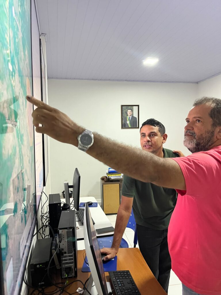 Visita ao Centro de Situação Climática aproxima alunos de Geoprocessamento da realidade profissional
