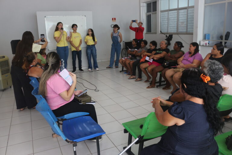 Acadêmicos de Medicina do Campus Caxias promovem ação referente ao Outubro Rosa em parceria com a prefeitura de Caxias
