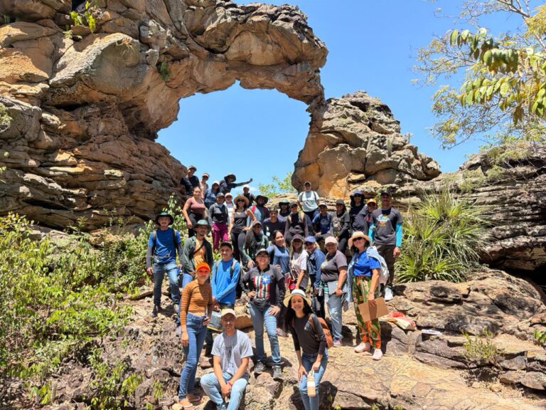 Alunos de Geografia do Programa Ensinar participam de aula de campo no Parque Nacional de Sete Cidades